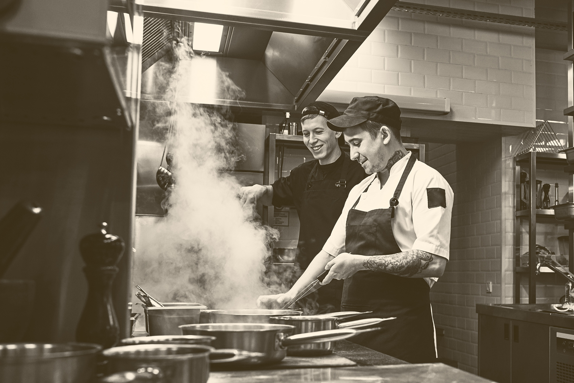 Chef aan het werk in de keuken