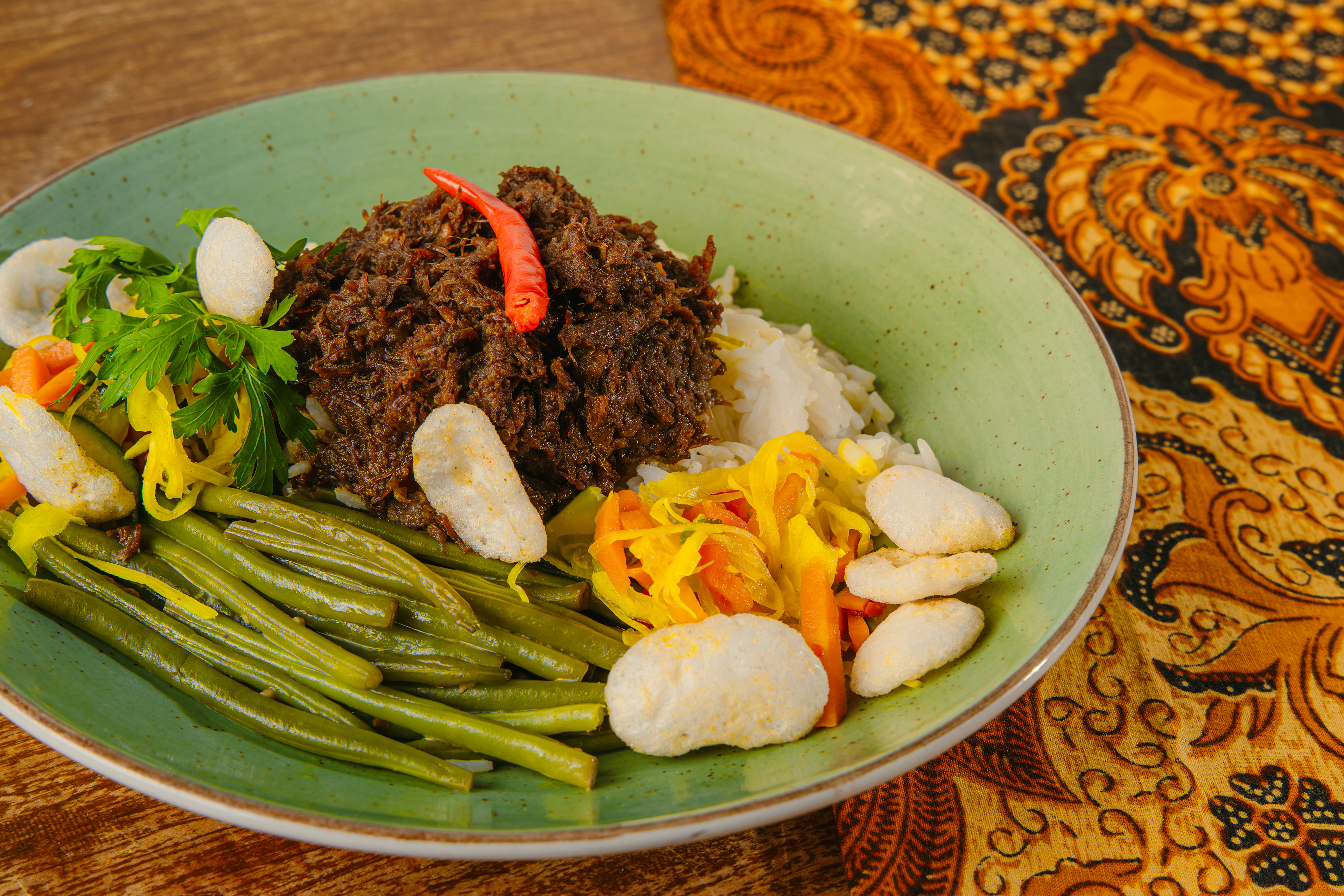 Rendang-Padang op een groen bord